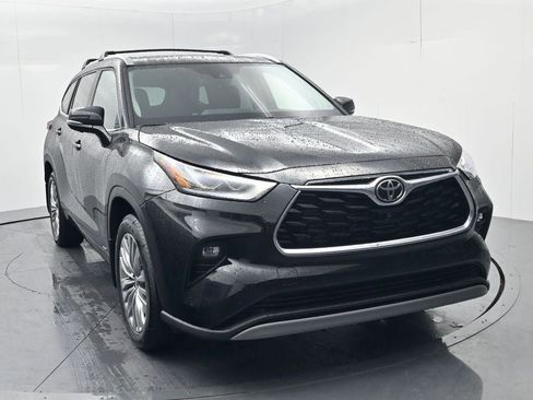 New 2026 Toyota Highlander Platinum image 2