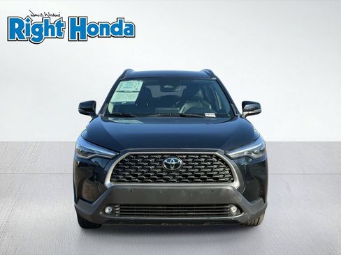 Used 2025 Toyota Corolla Cross XLE FWD image 5