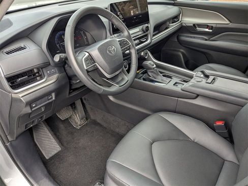 Used 2025 Toyota Grand Highlander AWD image 20