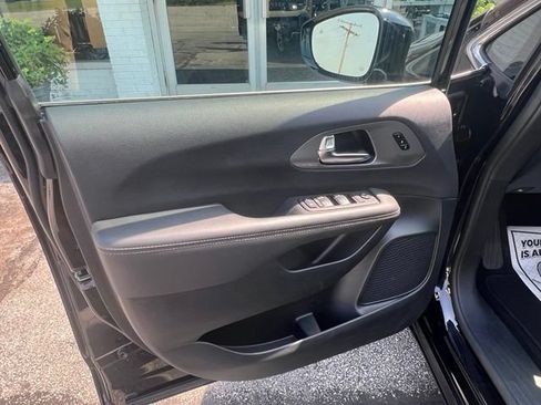 Used 2025 Chrysler Pacifica Select FWD image 11