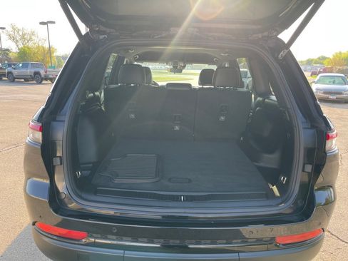 Used 2025 Jeep Grand Cherokee Altitude AWD/4WD image 17