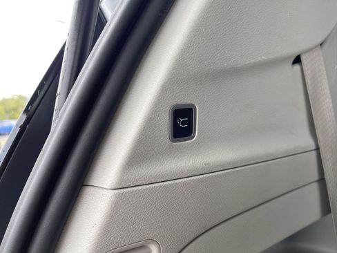 Used 2024 Chrysler Pacifica Touring-L image 43