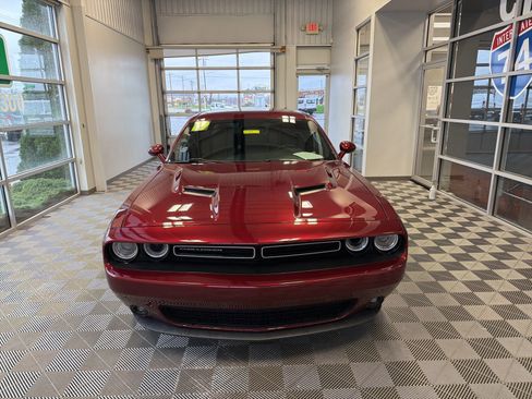 Used 2019 Dodge Challenger SXT image 2
