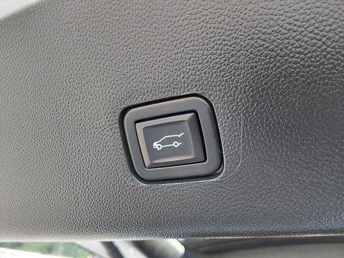 Used 2023 Chevrolet Traverse Premier FWD image 10