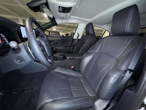 Used 2025 Lexus ES 350 Luxury w/ Technology Package image 2