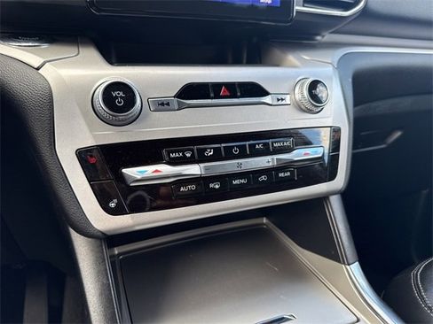 Used 2022 Ford Explorer XLT w/ Equipment Group 202A image 16