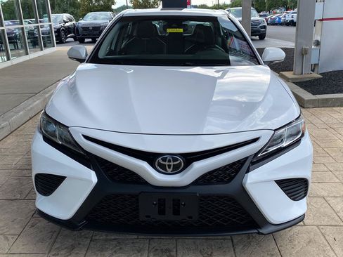Used 2019 Toyota Camry SE w/ Convenience Package FWD image 2