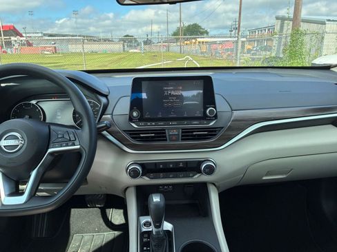 Used 2025 Nissan Altima 2.5 SV FWD image 14