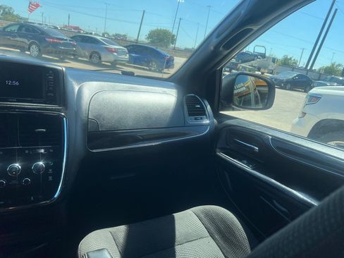 Used 2020 Dodge Grand Caravan SE FWD image 17