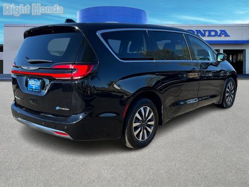 Used 2024 Chrysler Pacifica Select image 7