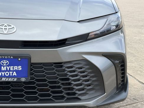 Used 2025 Toyota Camry SE FWD image 4