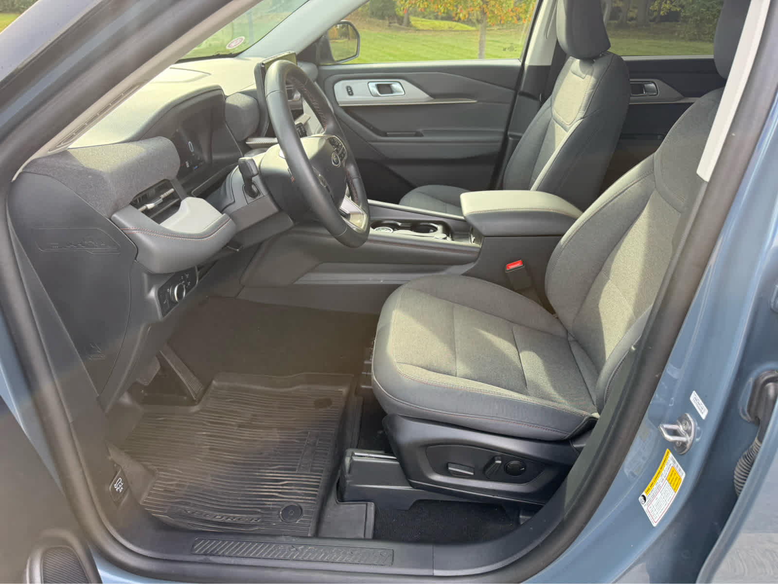 Used 2025 Ford Explorer Active AWD/4WD image 11