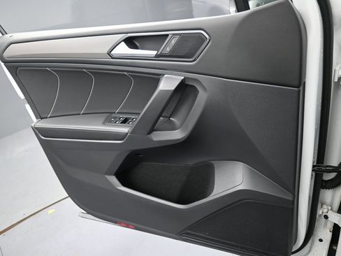 Used 2023 Volkswagen Tiguan SE w/ Panoramic Sunroof Package image 24