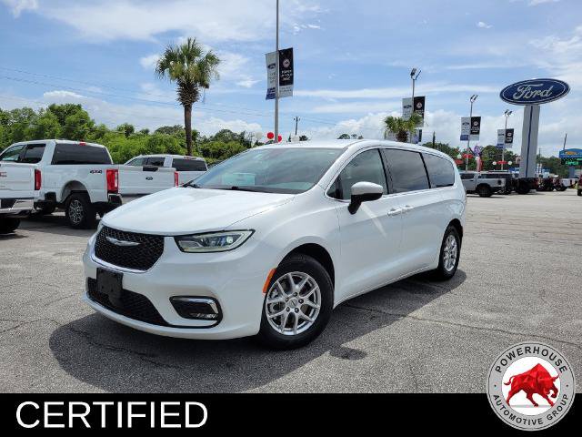 Used 2023 Chrysler Pacifica Touring-L FWD image 2