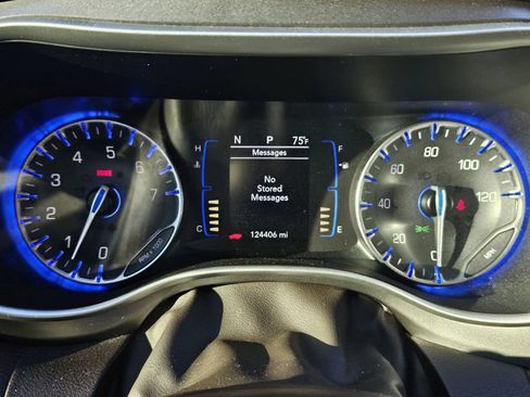 Used 2019 Chrysler Pacifica Touring-L FWD image 11