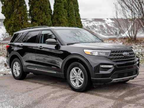 Used 2023 Ford Explorer XLT w/ Equipment Group 202A image 3