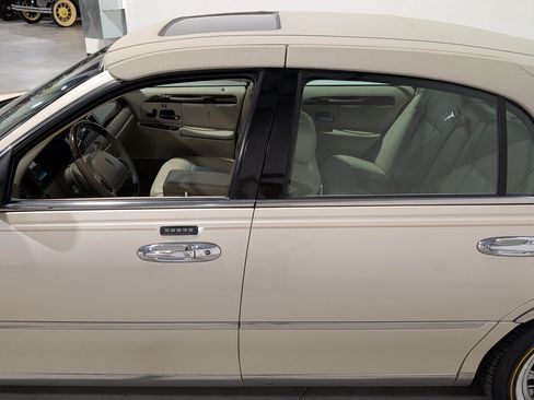 Used 2001 Lincoln Town Car Cartier RWD image 30