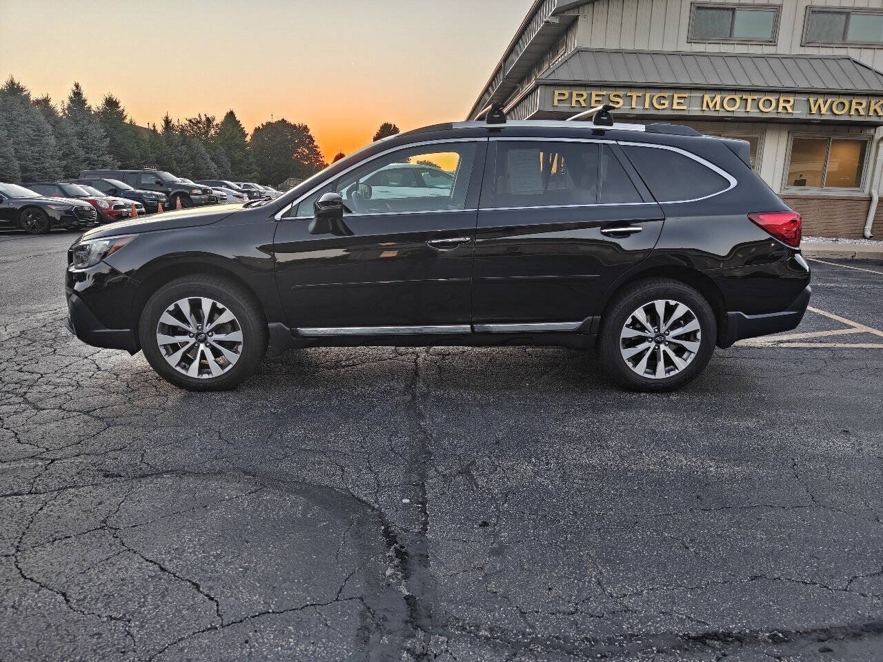 Used 2018 Subaru Outback 3.6R Touring w/ Popular Package #3 AWD/4WD image 2