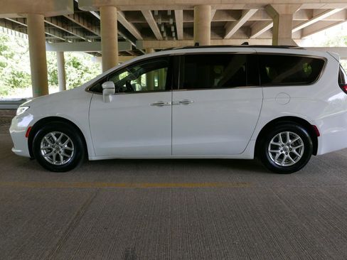 Used 2021 Chrysler Pacifica Touring-L FWD image 26