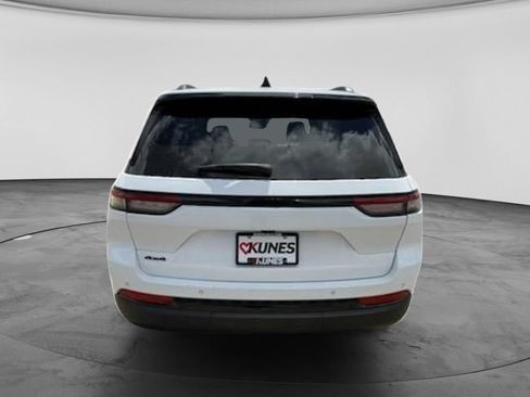Used 2024 Jeep Grand Cherokee Altitude AWD/4WD image 9