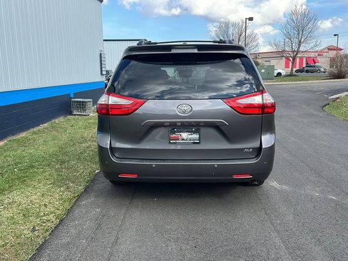 Used 2017 Toyota Sienna XLE Premium image 6