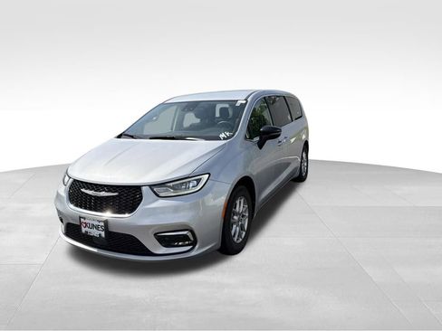 Used 2024 Chrysler Pacifica Touring-L FWD image 5