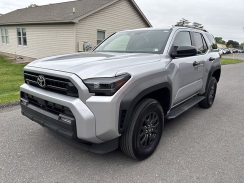 Used 2025 Toyota 4Runner SR5 AWD/4WD image 8