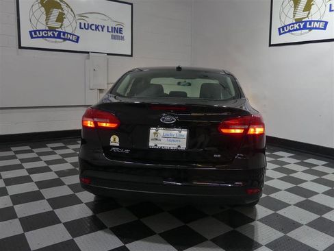 Used 2018 Ford Focus SE w/ SE Appearance Package image 8