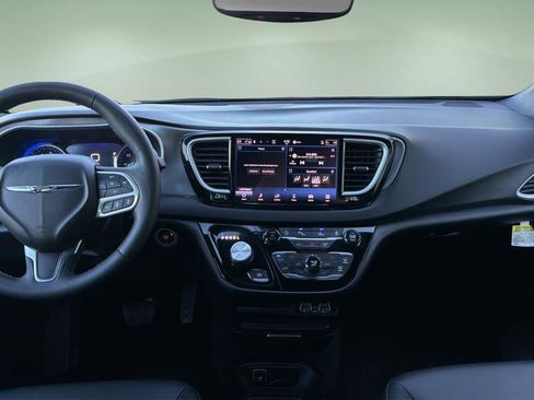 Used 2025 Chrysler Pacifica Select image 7