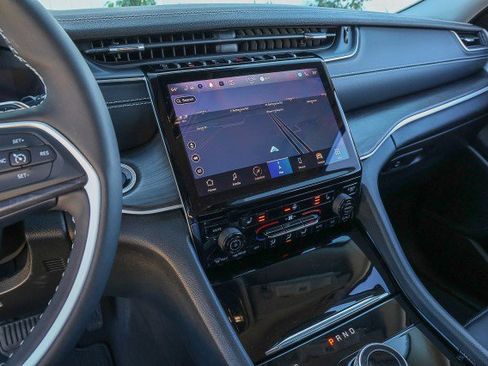 Used 2023 Jeep Grand Cherokee Limited w/ Black Appearance Package image 12