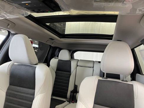 New 2025 Mitsubishi Outlander SE image 9