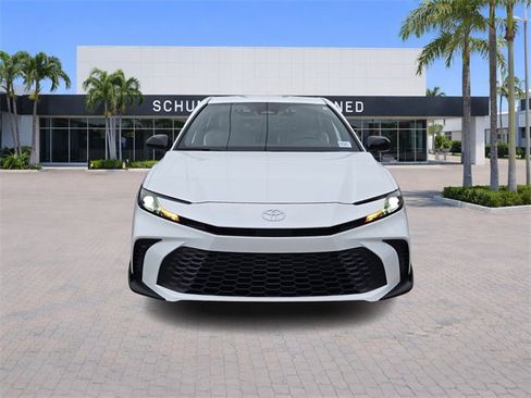 Used 2025 Toyota Camry SE w/ Convenience Package image 2