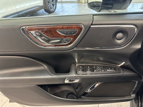 Used 2018 Lincoln Continental Reserve w/ Continental Climate Package image 17