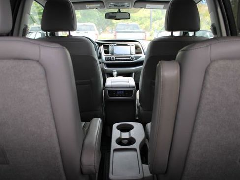 Used 2016 Toyota Highlander XLE FWD image 13