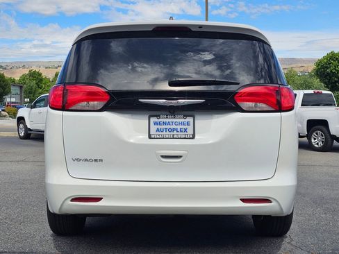 Used 2023 Chrysler Voyager LX FWD image 4