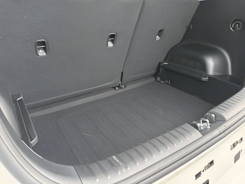 Used 2025 Kia Soul LX FWD image 9