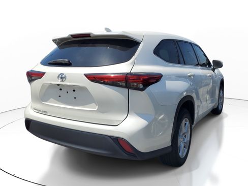 Used 2021 Toyota Highlander L FWD image 5