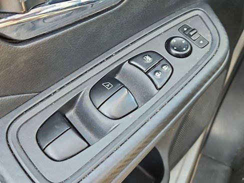 Used 2025 Nissan Versa SV w/ Trunk Package image 29