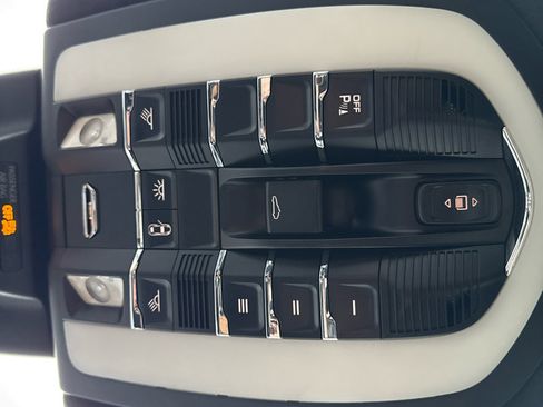 Used 2015 Porsche Macan Turbo image 38