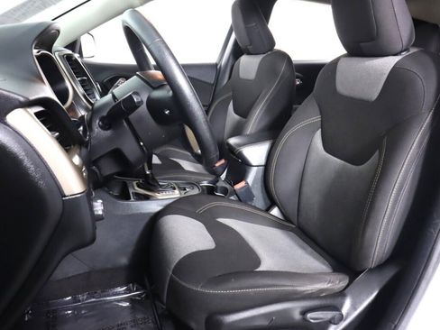 Used 2016 Jeep Cherokee Sport image 24