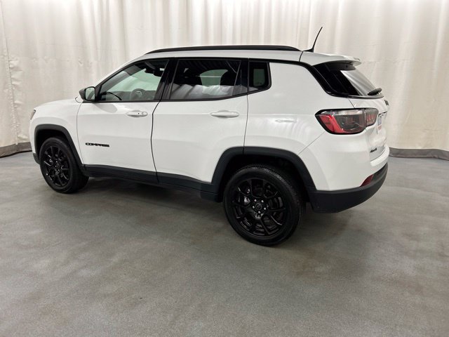Used 2025 Jeep Compass Latitude w/ Convenience Group AWD/4WD image 3