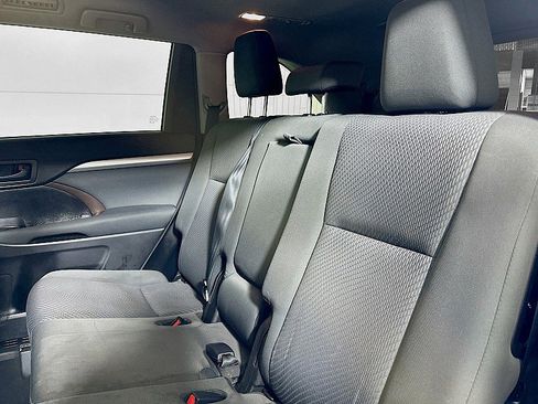 Used 2018 Toyota Highlander LE image 20