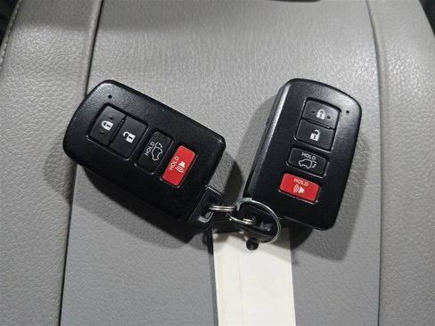 Used 2019 Toyota Highlander XLE image 17