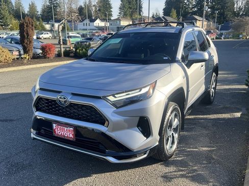 Used 2024 Toyota RAV4 SE image 3