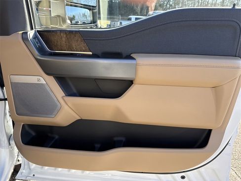 Used 2025 Ford F250 Lariat w/ Black Appearance Package image 16