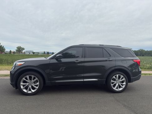 Used 2022 Ford Explorer Platinum w/ Technology Package image 2