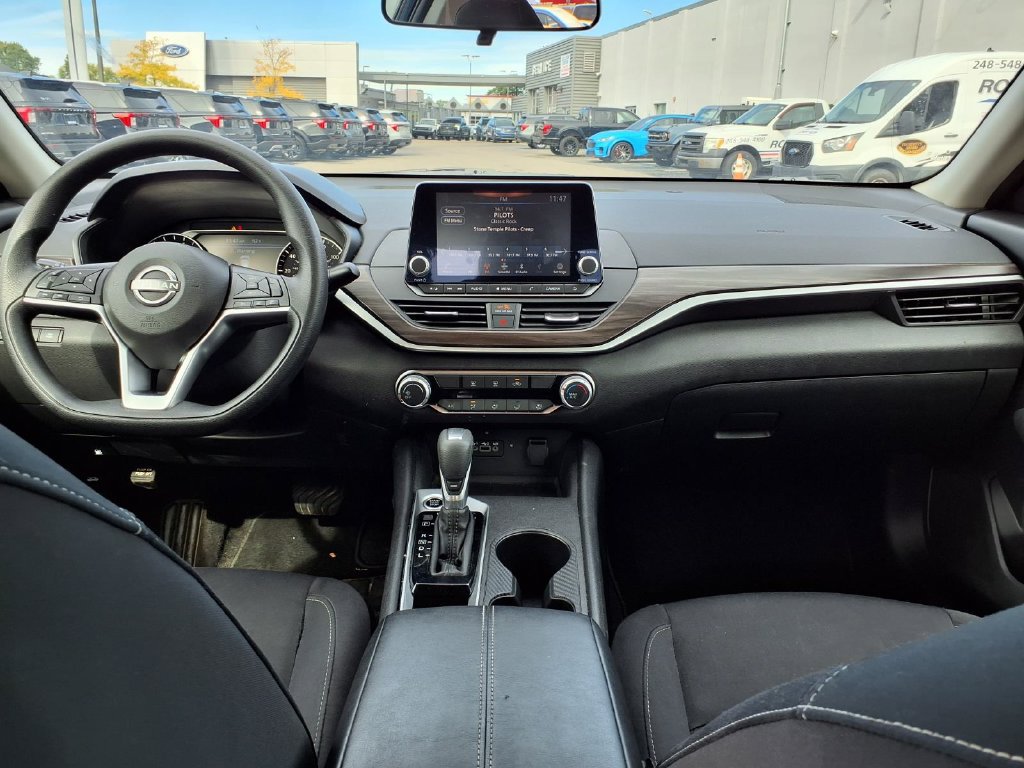 Used 2025 Nissan Altima 2.5 SV FWD image 10