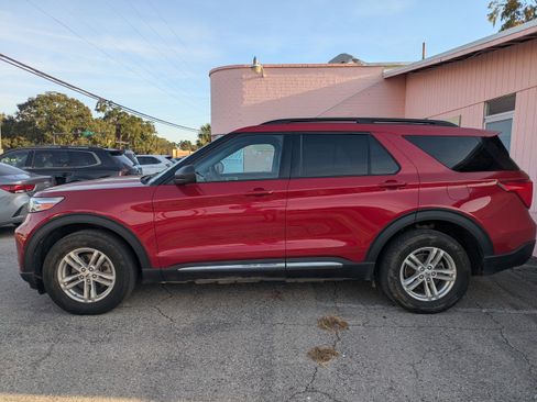 Used 2022 Ford Explorer XLT w/ Equipment Group 202A image 6