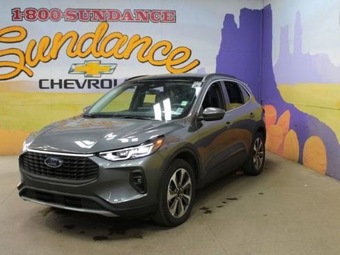 Used 2025 Ford Escape Platinum AWD/4WD image 2