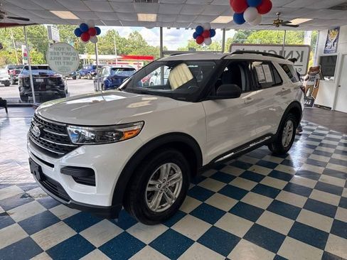 Used 2020 Ford Explorer XLT AWD/4WD image 3